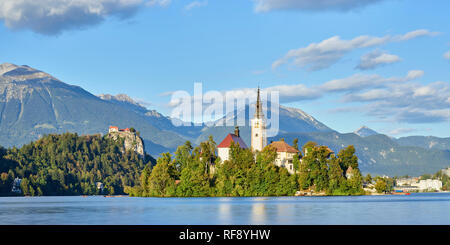 Église de l'assomption sur Blejski Otok avec le Château de Bled, le lac de Bled, Bled, Slovénie, Gorenjska Banque D'Images