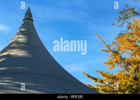 Beau paysage d'automne avec toit tentes chapiteau d'événement blanc contre le ciel bleu Banque D'Images