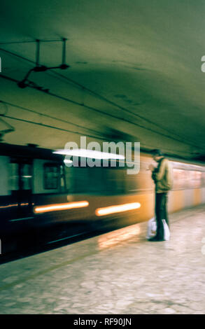 Image floue d'un homme sur la plate-forme d'un métro qu'un train arrive, 1980 Banque D'Images