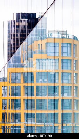 Un immeuble de bureaux en verre reflète dans la façade en verre d'une autre, le centre de Londres, UK Banque D'Images