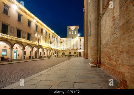 L'Italie, Lombardie, Crema, Piazza Duomo, Torre Civica, tour et les lumières de Noël Banque D'Images