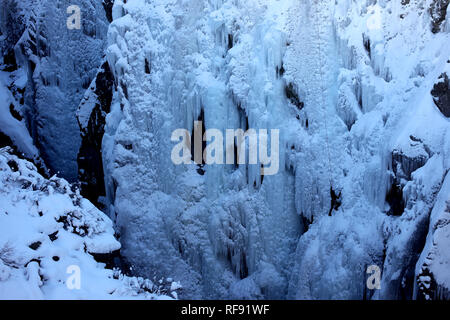 Ouray, Colorado - le 29 décembre 2018 : personnes non identifiées dans l'escalade de glace Ouray Ice Park à Ouray, Colorado Banque D'Images