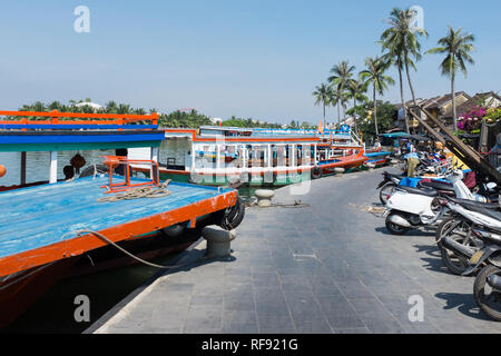 Ferry touristique bleu et rouge sur la rivière Thu Bon à Hoi An, Vietnam Banque D'Images