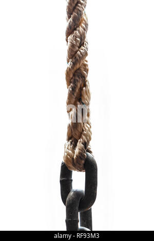 Classique : Snubber corde à trois brins epissure autour de la chaîne sur le fond blanc. Banque D'Images
