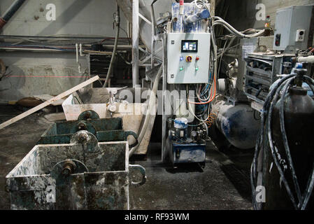 Machine de forage. Un travailleur d'usine exploite un tour à bois. Planche de bord de la production Banque D'Images