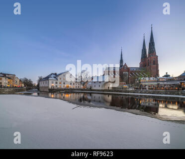 À la tombée de la nuit d'hiver par la rivière Fyris, dans le centre de Uppsala, Suède, Scandinavie Banque D'Images