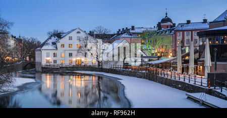 À la tombée de la nuit d'hiver par la rivière Fyris, dans le centre de Uppsala, Suède, Scandinavie Banque D'Images