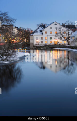 À la tombée de la nuit d'hiver par la rivière Fyris, dans le centre de Uppsala, Suède, Scandinavie Banque D'Images