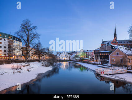À la tombée de la nuit d'hiver par la rivière Fyris, dans le centre de Uppsala, Suède, Scandinavie Banque D'Images
