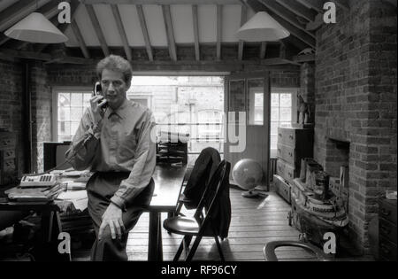 Paul Smith, aucun rapport !, designer de mode, debout dans son bureau en haut de son magasin de la rue Floral, Covent Garden, Londres, Angleterre, RU, 1988 Banque D'Images