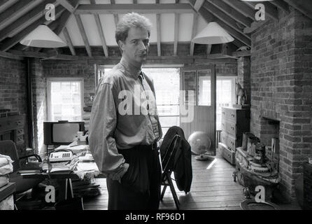 Paul Smith, aucun rapport !, designer de mode, debout dans son bureau en haut de son magasin de la rue Floral, Covent Garden, Londres, Angleterre, RU, 1988 Banque D'Images