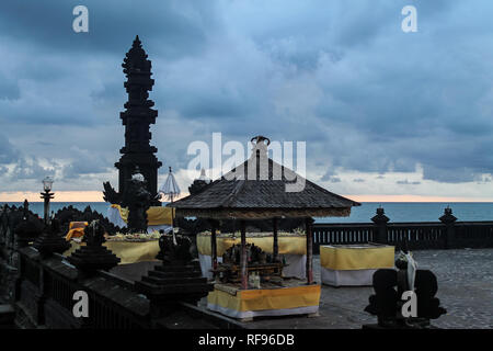 BALI, INDONÉSIE - 21 novembre 2013 : Hindu Temple Pura Tanah Lot, une destination touristique et culturel situé sur une formation rocheuse, pendant le coucher du soleil avec Banque D'Images