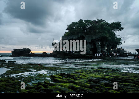 BALI, INDONÉSIE - 21 novembre 2013 : Hindu Temple Pura Tanah Lot, une destination touristique et culturel situé sur une formation rocheuse, pendant le coucher du soleil avec Banque D'Images