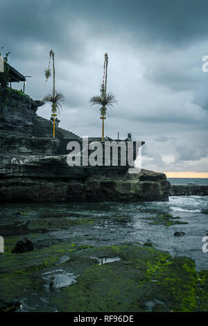 BALI, INDONÉSIE - 21 novembre 2013 : Hindu Temple Pura Tanah Lot, une destination touristique et culturel situé sur une formation rocheuse, pendant le coucher du soleil avec Banque D'Images