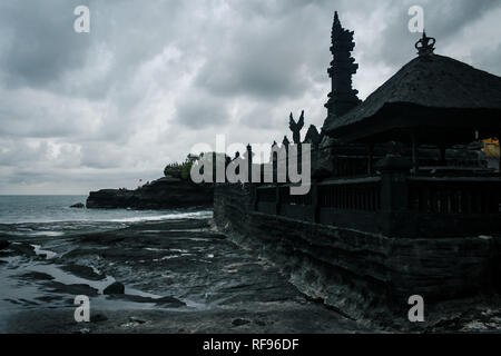 BALI, INDONÉSIE - 21 novembre 2013 : Hindu Temple Pura Tanah Lot, une destination touristique et culturel situé sur une formation rocheuse, pendant le coucher du soleil avec Banque D'Images