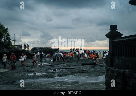 BALI, INDONÉSIE - 21 novembre 2013 : Hindu Temple Pura Tanah Lot, une destination touristique et culturel situé sur une formation rocheuse, pendant le coucher du soleil avec Banque D'Images