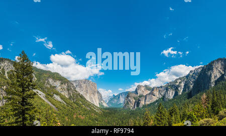 Panorama grand angle de la vallée Yosemite de vue de tunnel avec beaucoup d'espace ouvert dans le ciel bleu Banque D'Images