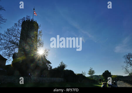 Sparrenburg à Bielefeld comme silhouette dans le soleil du soir, Allemagne Banque D'Images