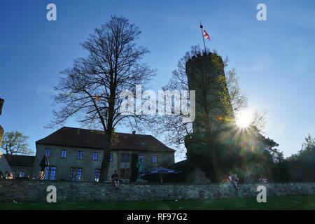Sparrenburg à Bielefeld comme silhouette dans le soleil du soir, Allemagne Banque D'Images