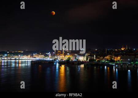 Lunar eclipse / Blood Moon à Istanbul, Turquie Banque D'Images