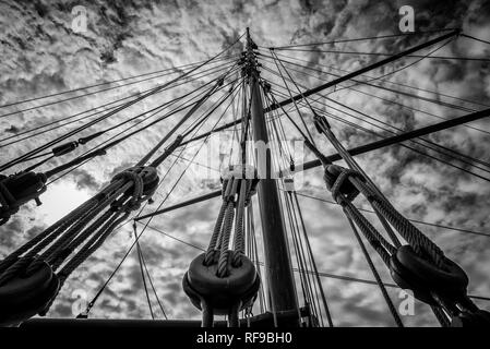 Montage du mât principal du vieux cargo à voile, port de Douarnenez Banque D'Images