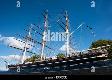 Cutty Sark Tea Clipper Greenwich Londres // GREENWICH, Royaume-Uni — le Cutty Sark, l'un des derniers coupe-thé construits et le seul qui subsiste encore, est un trésor maritime restauré à Greenwich, Londres. Construit en 1869, le navire a servi dans le commerce actif jusqu'en 1895, transportant initialement du thé de Chine et plus tard de la laine d'Australie. Autrefois considéré comme l'un des navires les plus rapides de son époque, le Cutty Sark est devenu moins compétitif après l'ouverture des navires à vapeur privilégiés du canal de Suez sur les routes du thé. Après d'importants travaux de restauration après un incendie de 2007, le navire fonctionne maintenant comme Banque D'Images