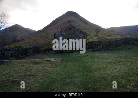 Le milieu Wainwrights Dodd & Hartsop Haut Dodd avec une ancienne grange en pierre près de l'eau dans Frères Dovedale, Parc National de Lake District, Cumbria, Royaume-Uni. Banque D'Images