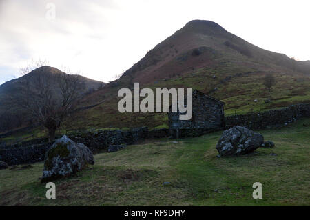 Le milieu Wainwrights Dodd & Hartsop Haut Dodd avec une ancienne grange en pierre près de l'eau dans Frères Dovedale, Parc National de Lake District, Cumbria, Royaume-Uni. Banque D'Images