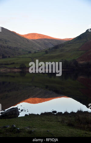 Le Wainwright reste Dodd reflète dans l'eau au coucher du soleil, des frères Dovedale, Parc National de Lake District, Cumbria, England, UK. Banque D'Images