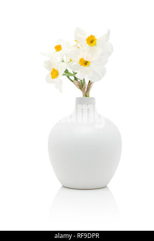 Jonquilles en vase blanc, isolé sur blanc Banque D'Images