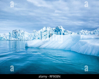 LONGYEARBYEN, Svalbard — les icebergs et les glaciers près de Longyearbyen, dans l'archipel arctique de Svalbard. Ces structures glacées époustouflantes incarnent non seulement la beauté sauvage de l'Arctique, mais servent également d'indicateurs cruciaux du changement climatique, de leurs changements et de leurs fondus révélant des informations clés sur les tendances du réchauffement climatique. Banque D'Images