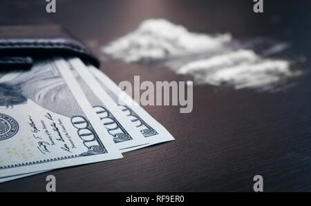 Poudre de cocaïne sur la table avec de l'argent Banque D'Images