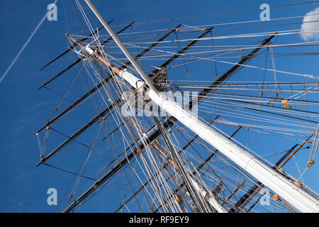 GREENWICH, Royaume-Uni - le Cutty Sark est un bateau à voile britannique historique restauré qui est maintenant ouvert comme une attraction touristique à Greenwich, Londres. Il a été construit en 1869 et en service actif jusqu'en 1895. À son apogée en tant que navire marchand, il était connu comme le navire le plus rapide de son temps. Il a été remarquable pour sa participation au commerce du thé entre l'Asie et l'Europe. Lorsque l'ouverture du canal de Suez a créé l'occasion de voyages plus courts et plus rapides effectués par des bateaux à vapeur, le Cutty Sark a été utilisé pour transporter la laine de l'Australie à la Grande-Bretagne. L'historique Cutty Sark, un bateau-tondeuse britannique et un des Banque D'Images