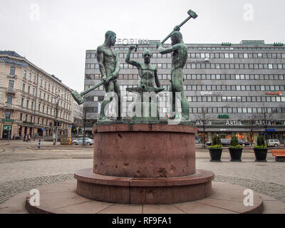 HELSINKI, FINLANDE-MARS 27, 2016 : Trois Smiths Statue par Felix Nylund Banque D'Images