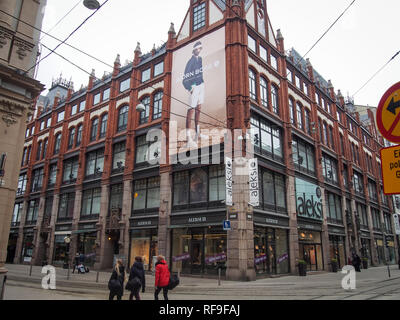 HELSINKI, FINLANDE-MARS 27, 2016 : typique rue centrale de la ville Banque D'Images