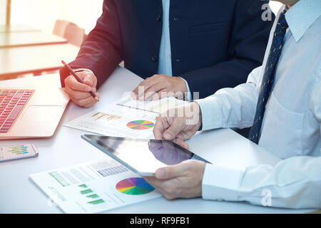 Businessman est profondément l'examen d'un rapport financier pour un retour sur investissement ou d'analyse des risques d'investissement sur un ordinateur portable ordinateur portable. Banque D'Images