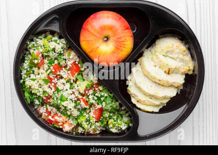 Boîte à lunch saine avec l'alimentation, de la nourriture, poulet, couscous aux légumes, pomme, régime alimentaire équilibré Banque D'Images