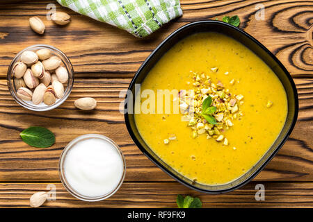 Crème de légumes soupe de lentilles, potiron, pistache et menthe, délicieux plat Banque D'Images