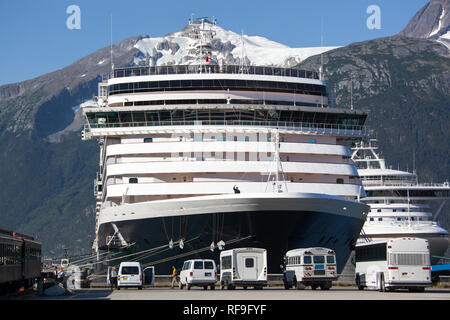 Le matin voir des transports terrestres à côté de paquebot de croisière géant amarré dans la ville de Skagway (Alaska). Banque D'Images