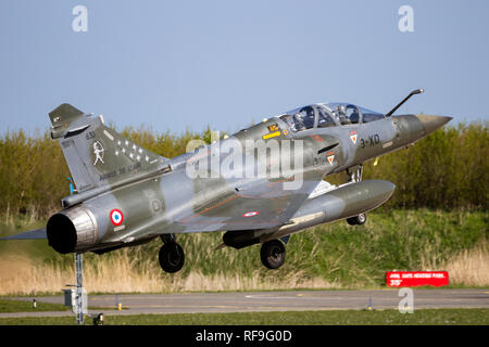 LEEUWARDEN, Pays-Bas - le 21 avr, 2016 : Armée de l'air Dassault Mirage 2000D fighter jet avion d'Escadron de chasse 2/3 atterrissage sur Leeuwarden Banque D'Images