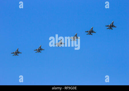 LEEUWARDEN, Pays-Bas - le 21 avr, 2016 : Formation d'avions de chasse F-16 en formation au-dessus de la base aérienne militaire de Leeuwarden au cours de l'exercice Frisi Banque D'Images