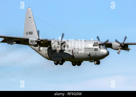 LEEUWARDEN, Pays-Bas - le 21 avr, 2016 : Royal Netherlands Air Force Lockheed C-130H Hercules avion de transport l'atterrissage sur la base aérienne de Leeuwarden. Banque D'Images