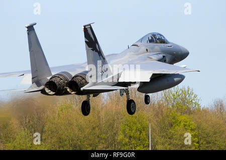 LEEUWARDEN, Pays-Bas - Apr 21, 2016 : 144e Escadre de chasse de la Garde nationale aérienne Californie F-15C Eagle fighter jet avion atterrissage sur la base aérienne de Leeuwarden Banque D'Images