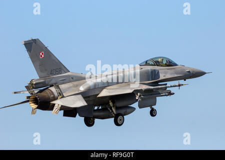 LEEUWARDEN, Pays-Bas - le 21 avr, 2016 : Polish Air Force F-16C Fighting Falcon fighter jet l'atterrissage sur la base aérienne de Leeuwarden au cours de l'exercice militaire Banque D'Images