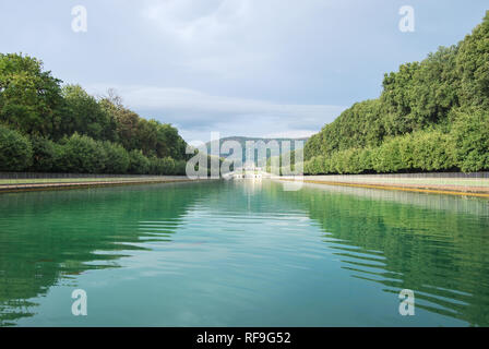 Un aspect qui montre la majesté et la beauté de la Reggia di Caserta est son magnifique parc. C'est un exemple typique d'un jardin à l'Italienne. Banque D'Images