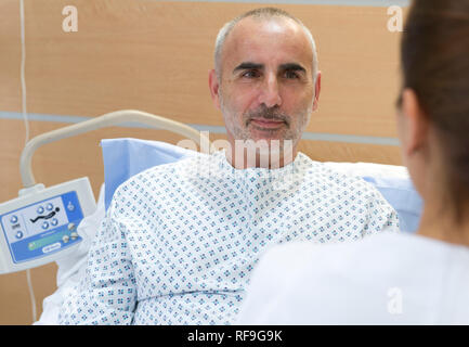 Hôpital privé "Clinique Saint Exupery de Toulouse", clinique spécialisée dans le traitement des maladies du rein, la maladie rénale. L'infirmière ou le médecin parle Banque D'Images