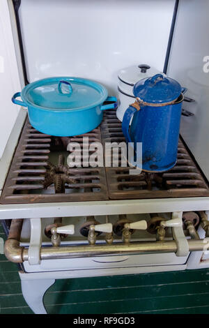 Garland antique cuisinière à gaz 4 brûleurs avec deux bleu et un émail blanc vintage de cuisine. Banque D'Images