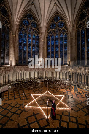 Christopher Chancellor Canon aide Collingwood light six cent bougies en forme de l'étoile de David, à la mémoire de plus de 6 millions de juifs assassinés par les nazis durant la Seconde Guerre mondiale, à la York Minster dans New York. Banque D'Images