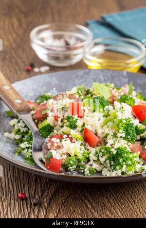 Avec salade de couscous, tomates, brocoli, taboulé, plat sain d'été Banque D'Images