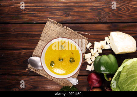 Bouillon avec carottes, oignons divers légumes frais dans un pot - frais colorés clear spring soupe. Cuisine végétarienne paysage rural bouillon Banque D'Images